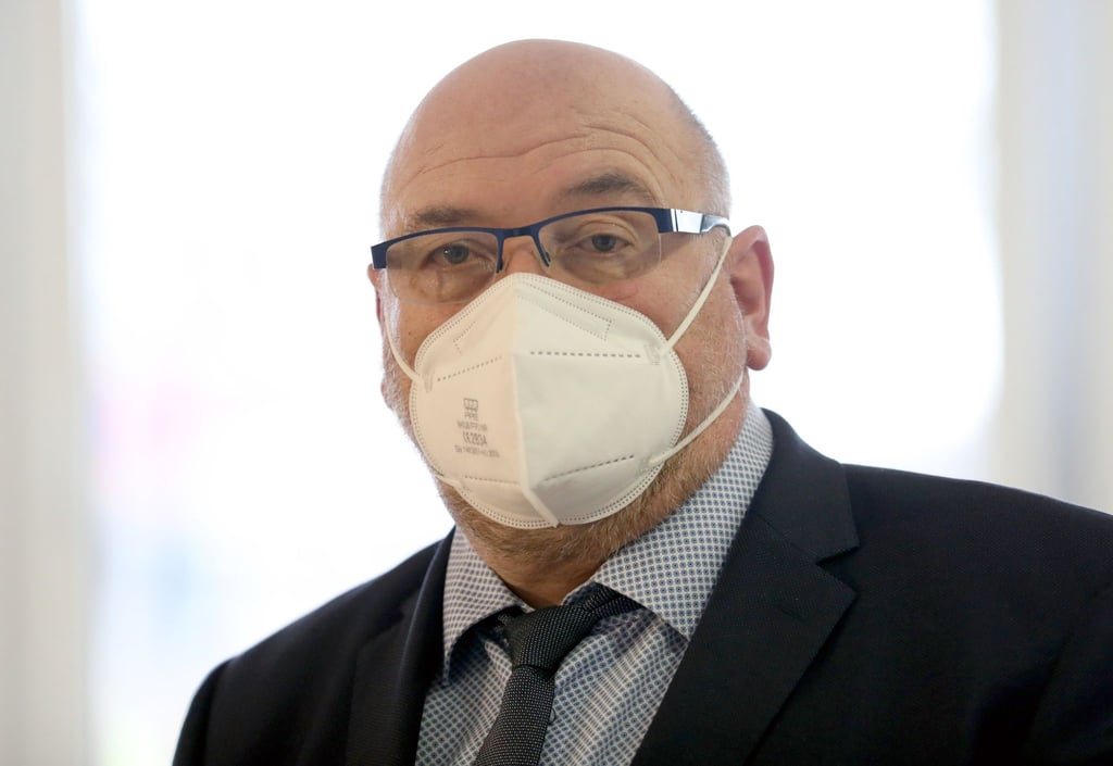 Harry Glawe (CDU), Landesgesundheitssminister, schaut in die Kamera.
