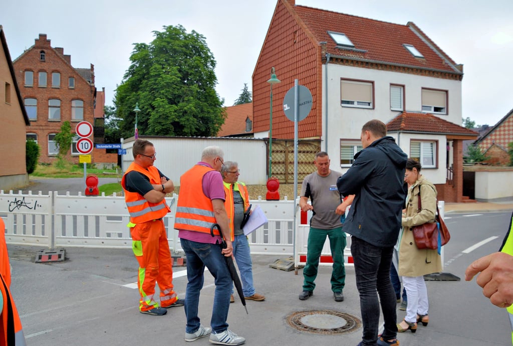 Der letzte Bauabschnitt der L104 ist fertig saniert. Wo es möglich war, wurden 1.50 Meter breite Fußwege gebaut.