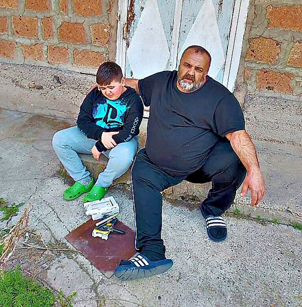 Seit Ostern leben der zehnjährige Alexander und sein Vater in einer Garage in Armenien.