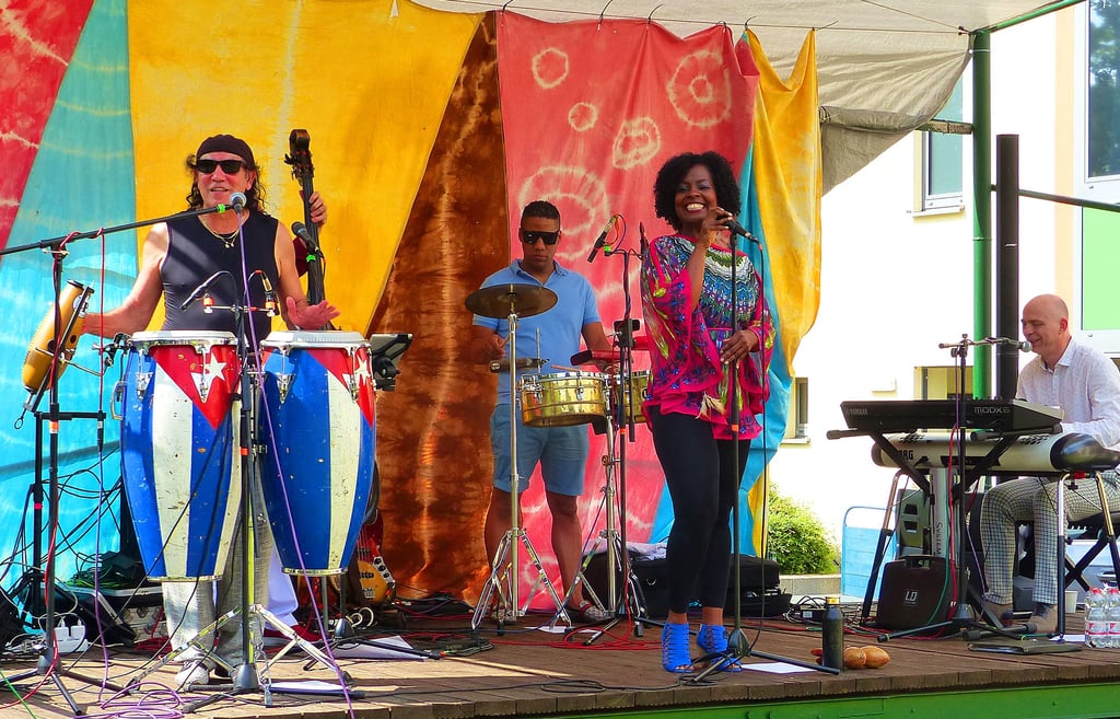 Die Band „Vientas del Caribic“ mit Orlando Garcia (l.) sorgt bei der Party am Mehrgenerationenhaus für ein Feuerwerk kubanischer Klänge.