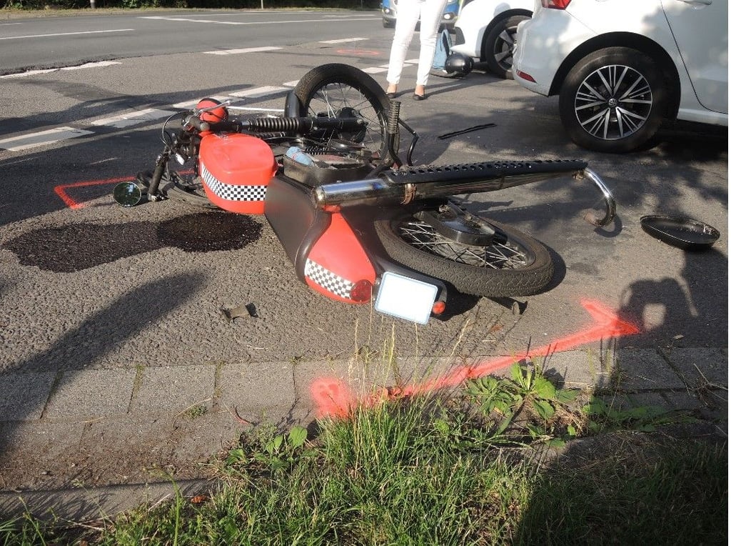 In Haldensleben ist gestern eine 19-jährige Mopedfahrerin gestürzt, da eine Autofahrerin sie übersehen hatte.