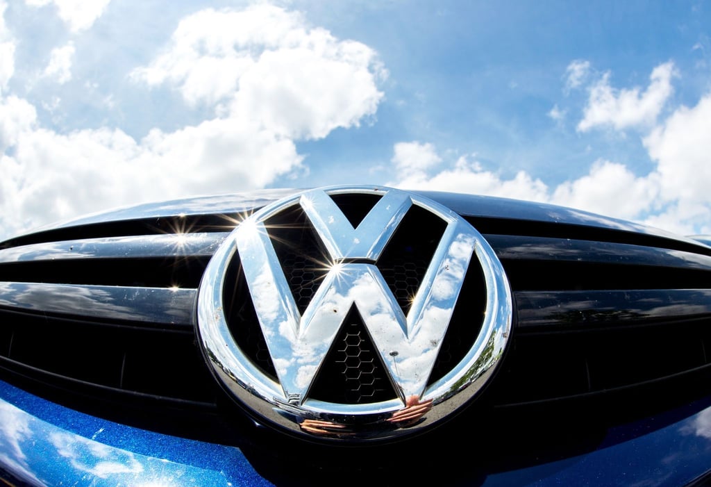 Das Volkswagen-Logo glänzt in der Sonne. Die insgesamt wieder deutlich anziehenden Verkäufe haben den Volkswagen-Konzern im ersten Halbjahr voraussichtlich endgültig aus dem Corona-Absatztief Mitte 2020 gezogen.