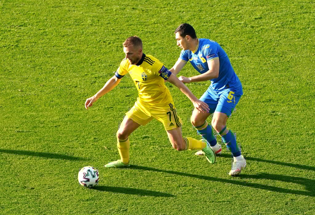 Schwedens Sebastian Larsson (l) lief bei der EM als Kapitän auf.