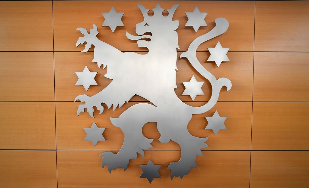 Der Plenarsaal des Thüringer Landtag hängt das Landeswappen von Thüringen.