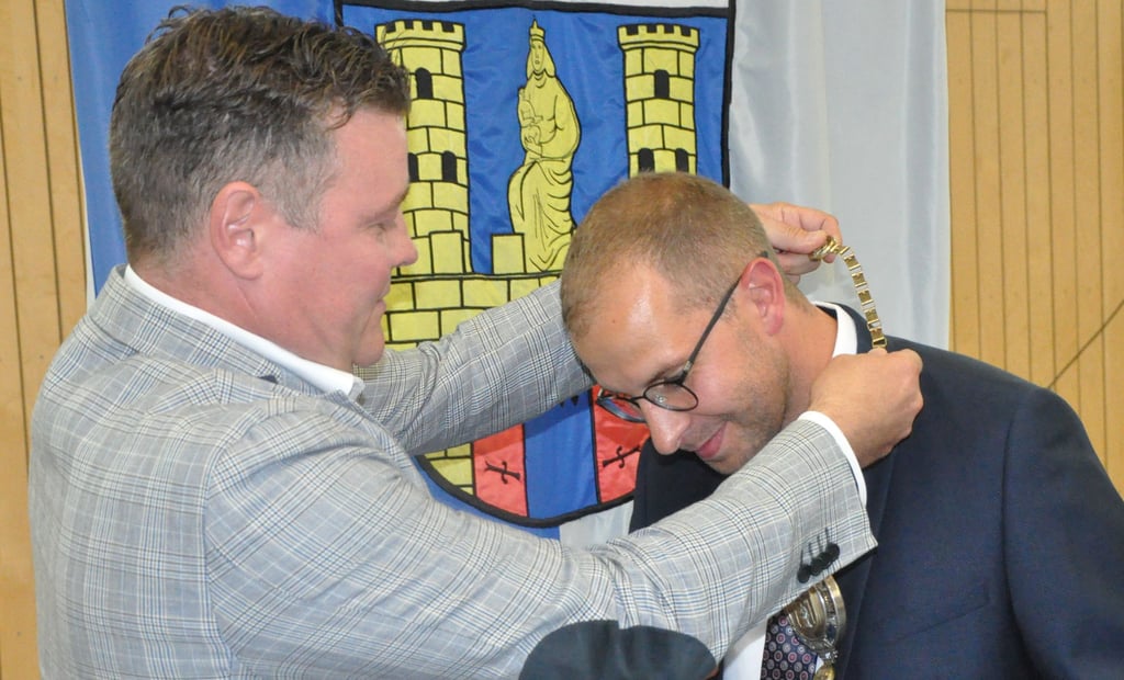 Stadtratsvorsitzender Markus Kurze (CDU) hängte Philipp Sievert (parteilos) die Bürgermeisterkette um.
