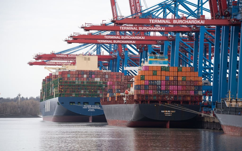 Containerschiffe im Hamburger Hafen - Wenn Lieferketten ins Stocken geraten, hat das Folgen für Kunden.