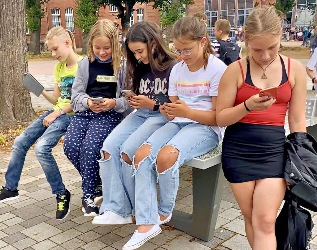 Schüler des Roland Gymnasiums in Burg senden sich gerne Emojis