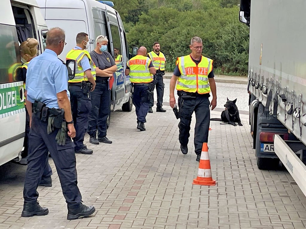 Beamte der Landes- und Bundespolizei aus Magdeburg bei der Kontrolle von Lastwagen und Kleintransportern auf dem Parkplatz Alter Postweg an der Autobahn 14. Hauptsächlich Lkw aus Südosteuropa wurden  angehalten. 
