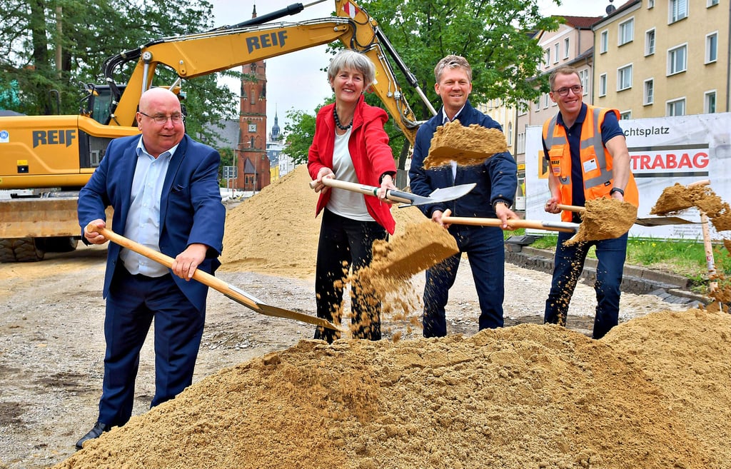 Zum Spaten griffen neben Baudezernentin Christiane Schlonski auch Stadtwerke-Chef Thomas Zänger sowie die Vertreter der Auftragnehmer Oliver Faber und Felix Nyvlt.