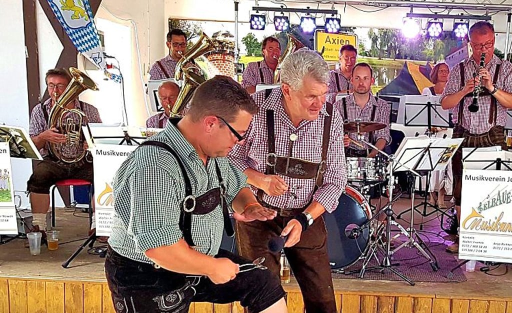 Die Elbaue-Musikanten mit Chef Walter Fromm (vorn rechts) sorgen Sonntag für Stimmung.