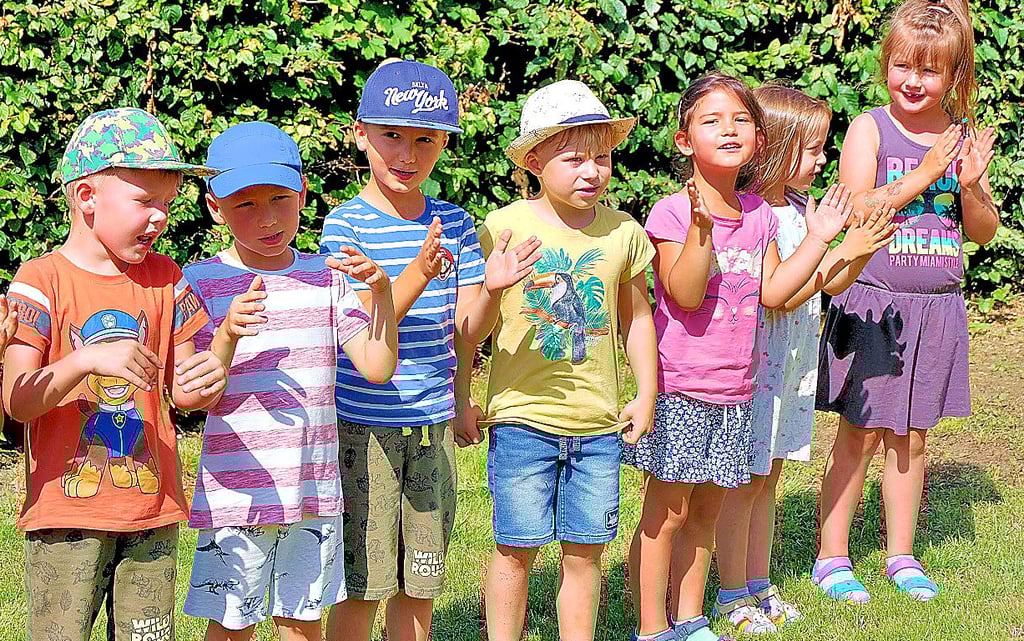 Die größeren Kinder singen das Haus-der-kleinen-Knirpse-Lied. Im Text heißt es, dass alle gern in die Kita gehen.