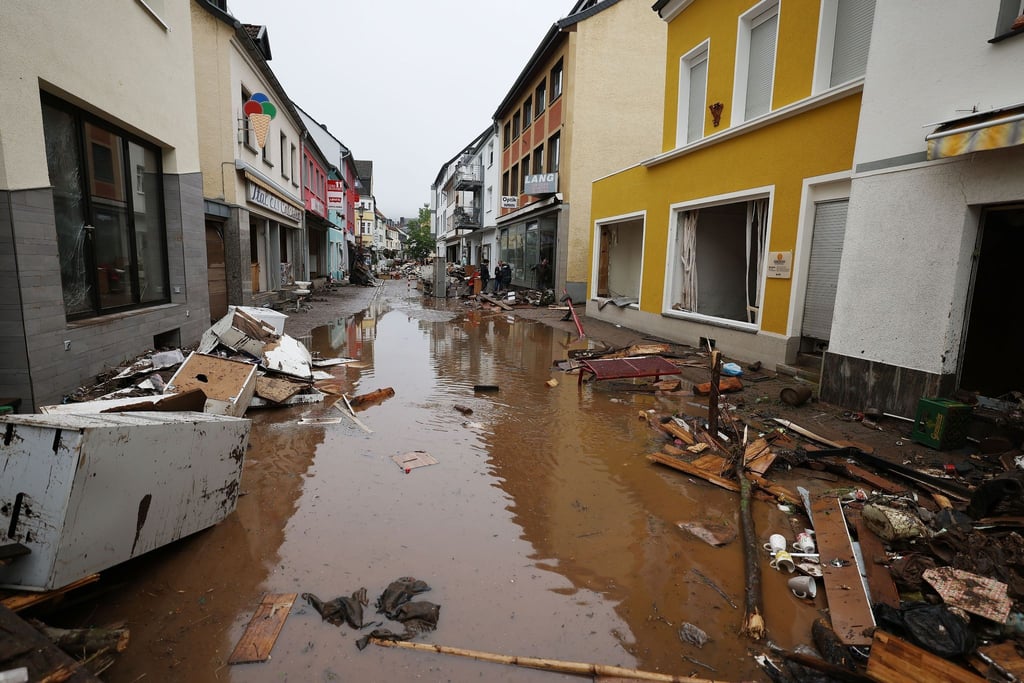 Wasser steht in der Fußgängerzone von Gemünd, nachdem die Urft über die Ufer getreten war.