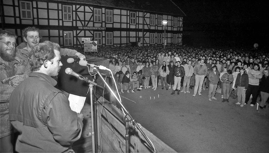 Demonstration am 9. November 1989 auf dem Carl-Ritter-Platz. Hier soll auch mit einem Gedenkort an die friedliche Revolution und die Wiedervereinigung erinnert werden.