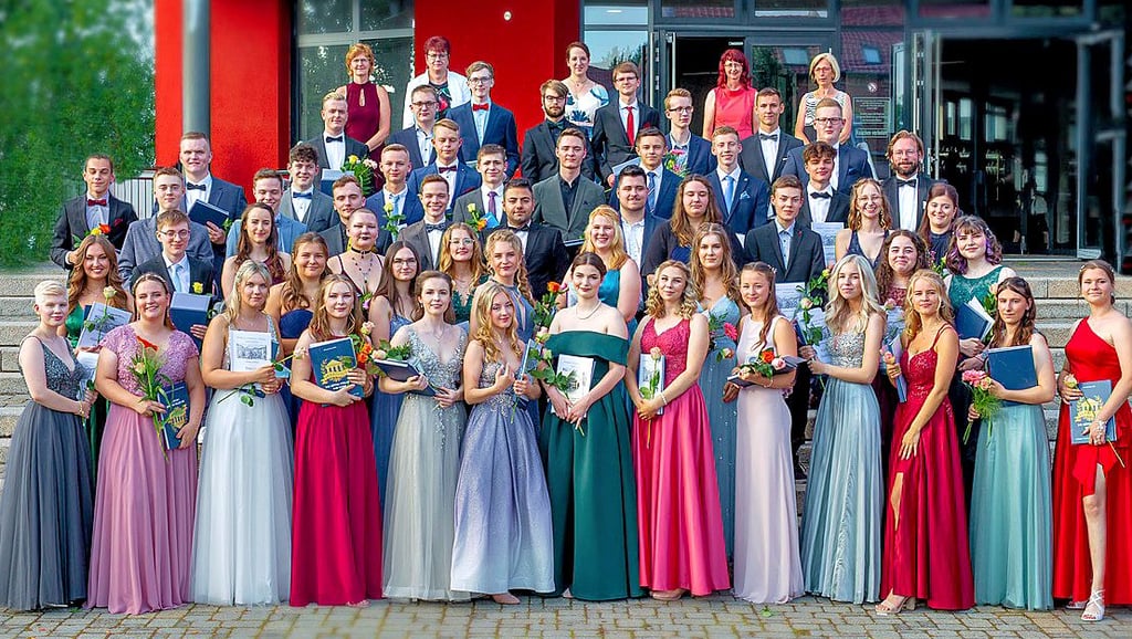 Der Abiturjahrgang 2021 des Haldensleber Professor-Friedrich-Förster-Gymnasium mit Schulleiter Marco Ladewig (4. Reihe rechts). In der letzten Reihe (von links) Oberstufenkoordinatorin Corinna Ulitzka, die stellvertretende Schulleiterin Kerstin Wenz sowie die Tutorinnen Susanne Kluth, Doreen Rumler und Michaela Kirbs.