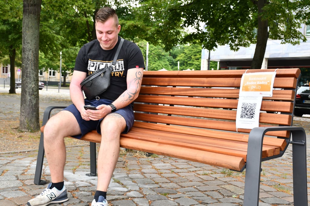 Auf dem Domplatz wurden drei unterschiedliche Sitzbänke aufgestellt. Ein Modell sollen die Magdeburger auswählen.