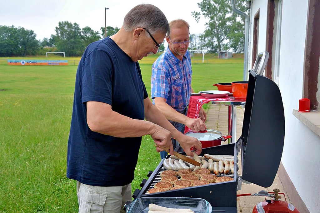 Dieter Kühne (l.) und der Dodendorfer Ortsbürgermeister Uwe Banz sorgten beim Kaffeenachmittag der Volkssolidarität für frisch gegrillte Leckereien.