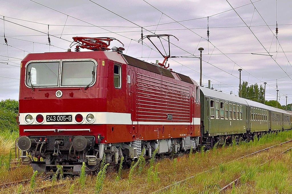 Auch die 243 005-6 wird vor den Sonderzug gespannt.