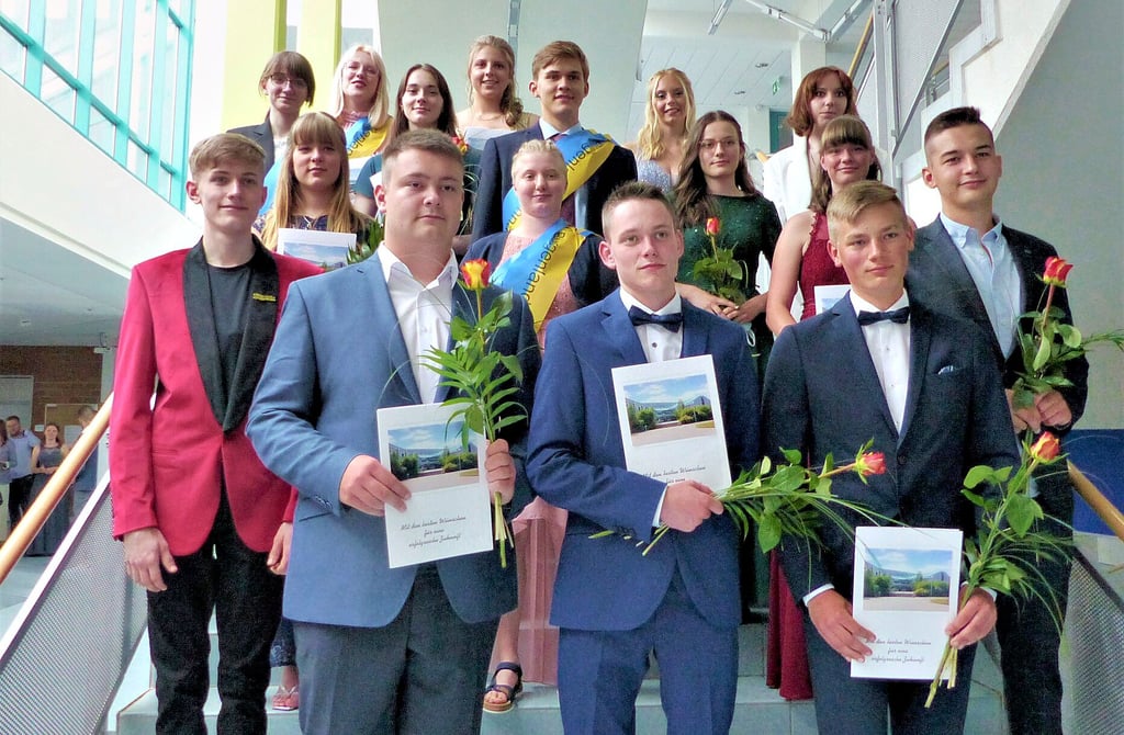 Klasse 12b (v.l.) vorn: Julian Kowalski, Alexander Mankel, Janik Fellenberg, Toni Thomas Alt, Tim Wallek; mittig: Nina Franke, Saskia Kirsche, Annabell Standke, Saskia Wittenbecher; hinten: Nadine Rückriem, Melissa Kemesies, Lea Dratschmidt, Luca Mielke, Franz Lange, Melissa Kuznia, Jessica Schuster.