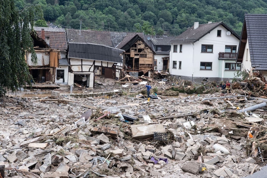 In den vom Hochwasser betroffenen Gebieten in Rheinland-Pfalz und Nordrhein-Westfalen werden viele Menschen noch vermisst.