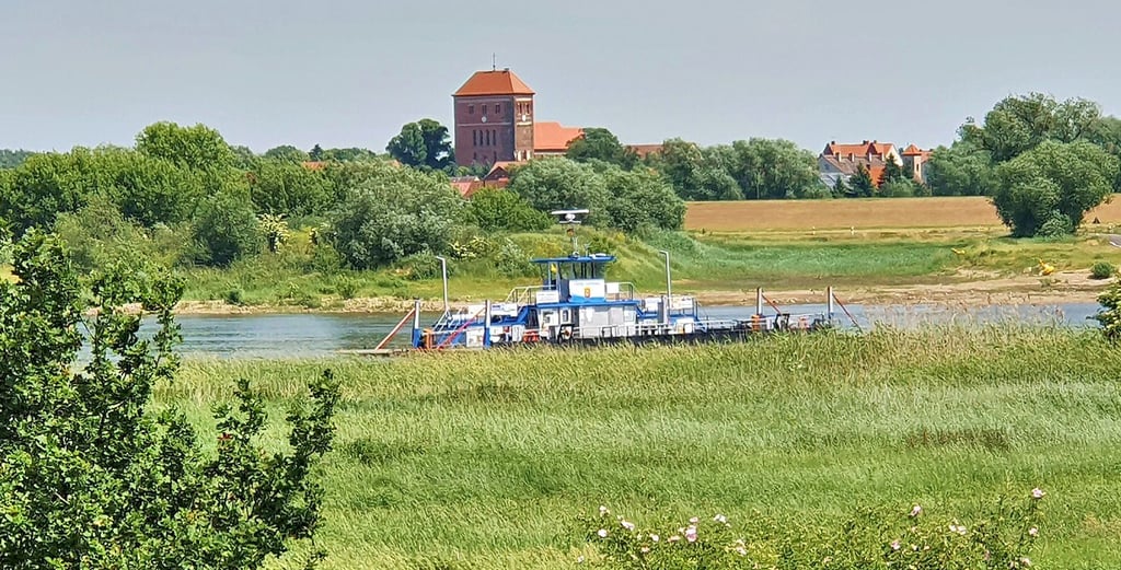 Eine Fahrradrunde über die beiden Fähren in Sandau (Foto) und Werben/Räbel ist bei einheimischen Radfahrern ebenso beliebt wie bei Urlaubsgästen.