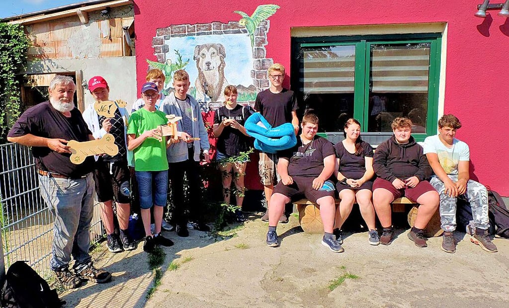 Mädchen und Jungen aus der Bördeschule in Klein Oschersleben besuchen das Tierheim in Satuelle – mit Geschenken.