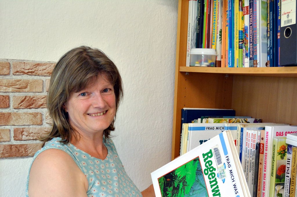 Grit Deibicht leitet die Kindereinrichtung in der Göteborger Straße bereits seit gut zwölf Jahren. Auch informative Bücher gehören für die Mädchen und Jungen zur Ausstattung.