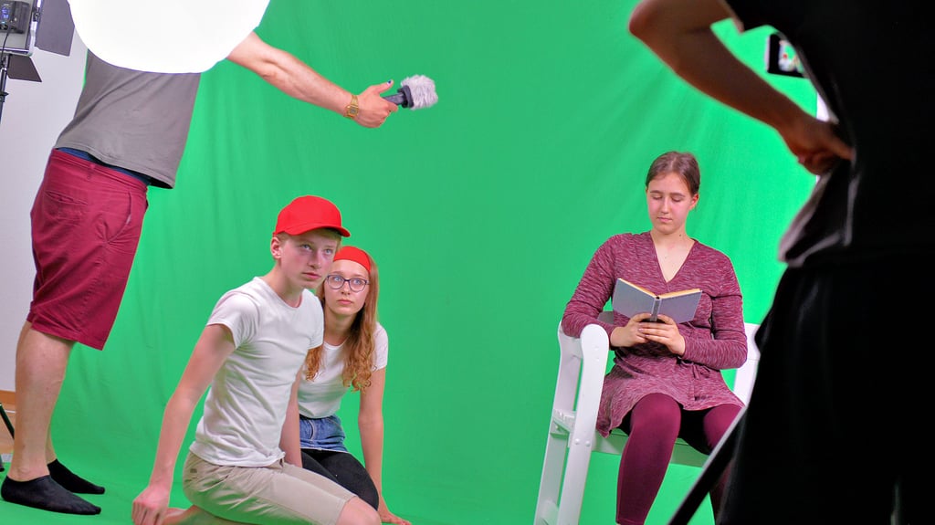 Jakob Geiß, Mia Fabian und Wilma Binay (v.l.) von Kaltstart beim Filmdreh - hinter der Kamera ist das Filmkollektiv Magdeburg.