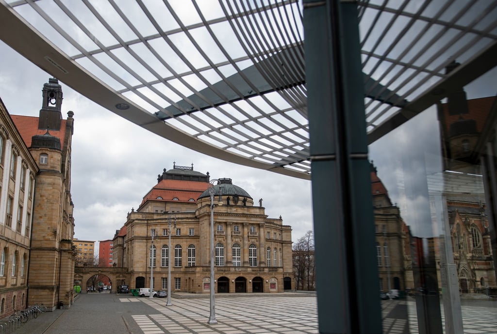 Das König-Albert-Museum und das Opernhaus prägen den Theaterplatz in Chemnitz.