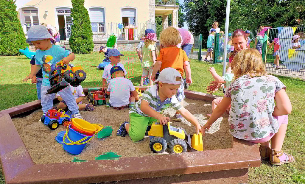 Der neue und 30 mal 15 Meter große Spielplatz ist sofort fest in Kinderhand. Über dem Sandkasten befindet sich ein Sonnensegel, damit die Kleinen im Schatten sitzen. Die Gesamtkosten belaufen sich auf 3.400 Euro. Der Eigenanteil der Kita beträgt 1.000 Euro.
