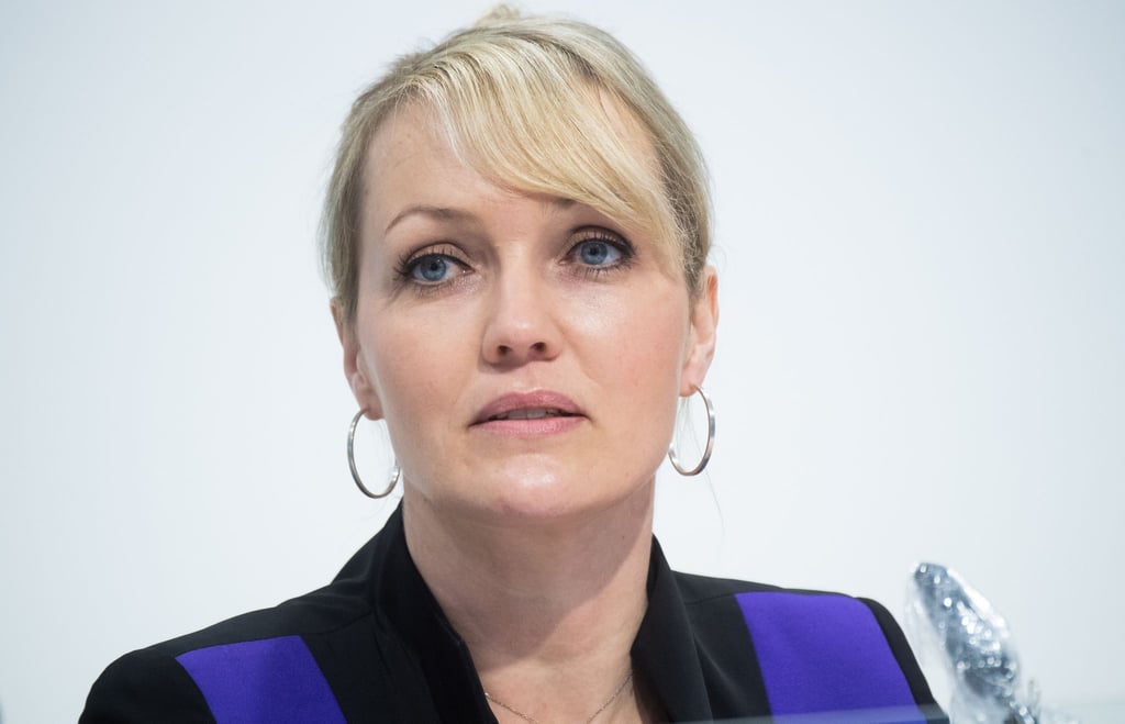 Laura Pooth, Landesvorsitzende der Gewerkschaft Erziehung und Wissenschaft (GEW) Niedersachsen, spricht.