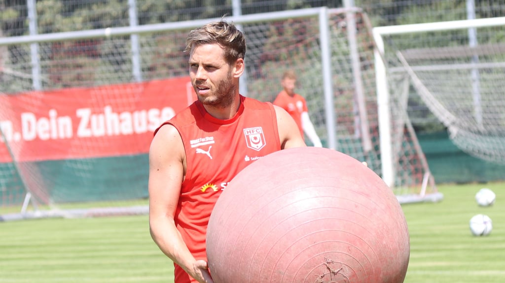 Justin Eilers übt beim HFC-Training mit einem Pezziball.
