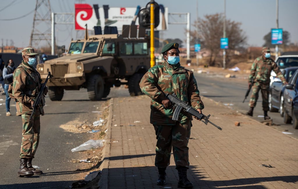 In Südafrika ließ die Regierung das Militär aufmarschieren, um gewaltsame Proteste unter Kontrolle zu bekommen.