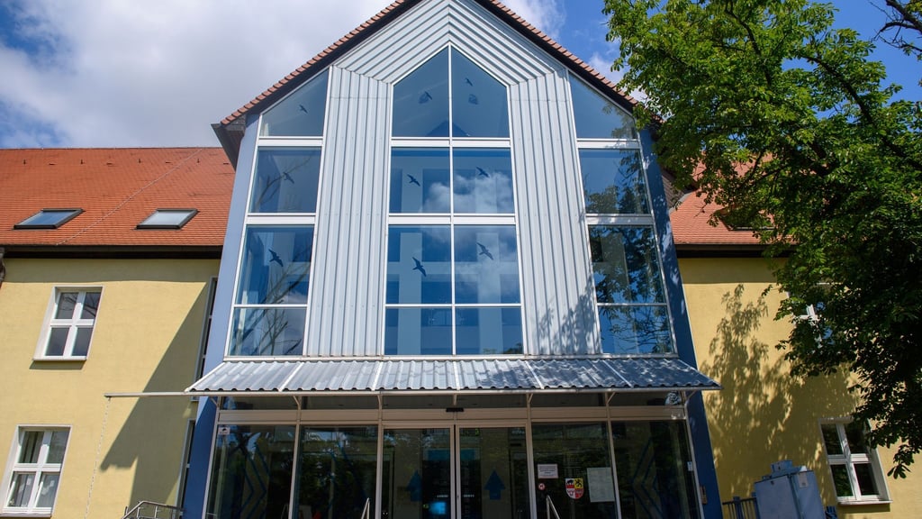 Der Hauptsitz der Kreisverwaltung vom Landkreis Anhalt-Bitterfeld. Foto: Klaus-Dietmar Gabbert/dpa-Zentralbild/dpa/archivbild