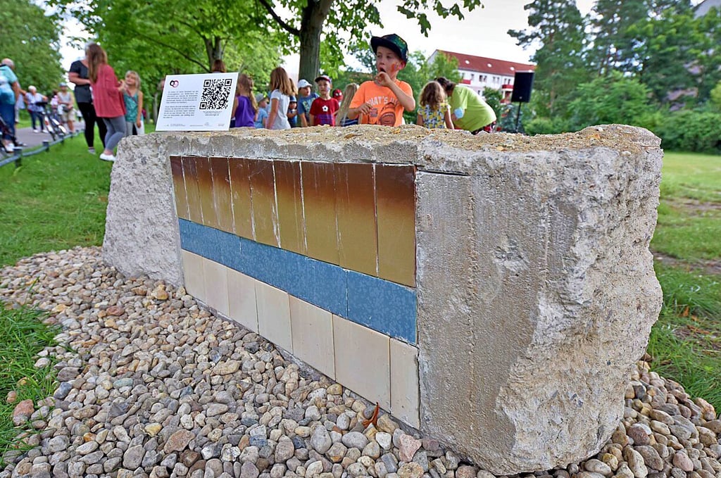 Einer der Betonklötze mit QR-Code steht direkt hinter der Franz-Mehring-Straße.