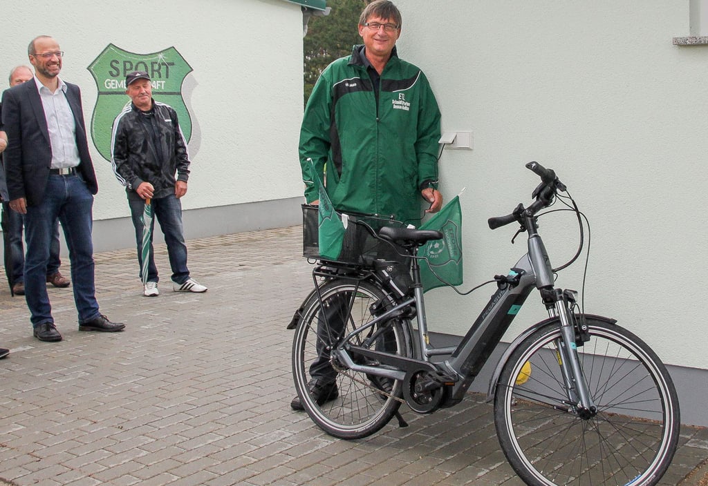 Vereinspräsident Thomas Bösener demonstriert das Aufladen eines E-Bikes.