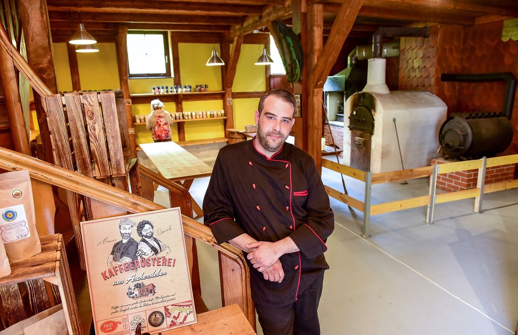 Nikolaus Klein in seinem Hofladen in Stolberg. Dort werden regionale Produkte angeboten.