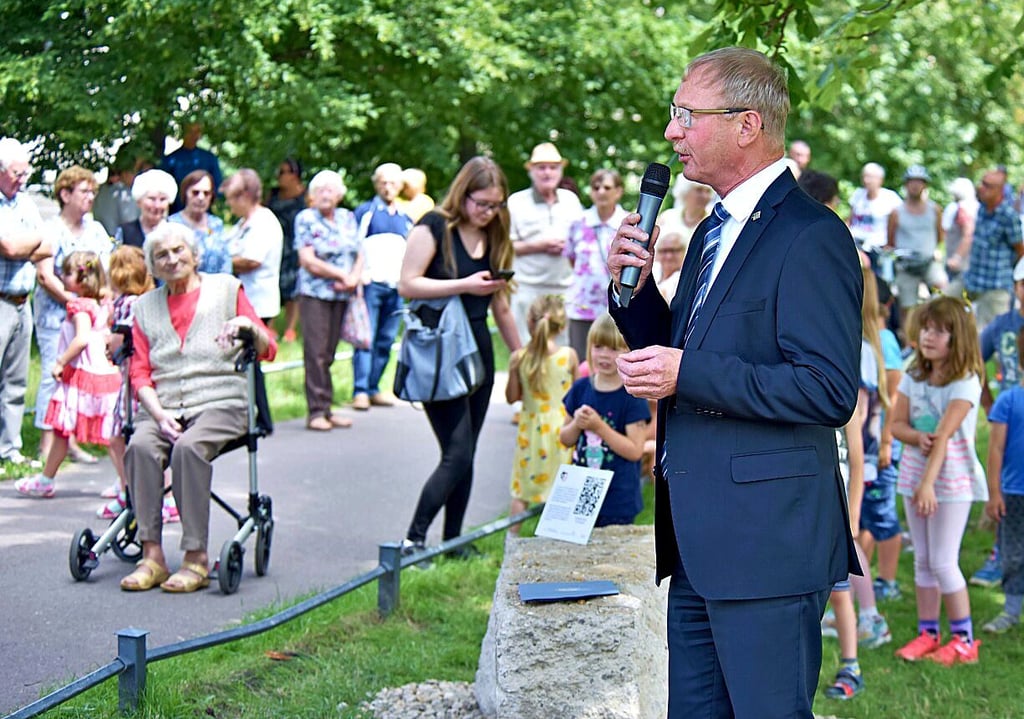 OB Armin Schenk würdigt die Grundsteinlegung.