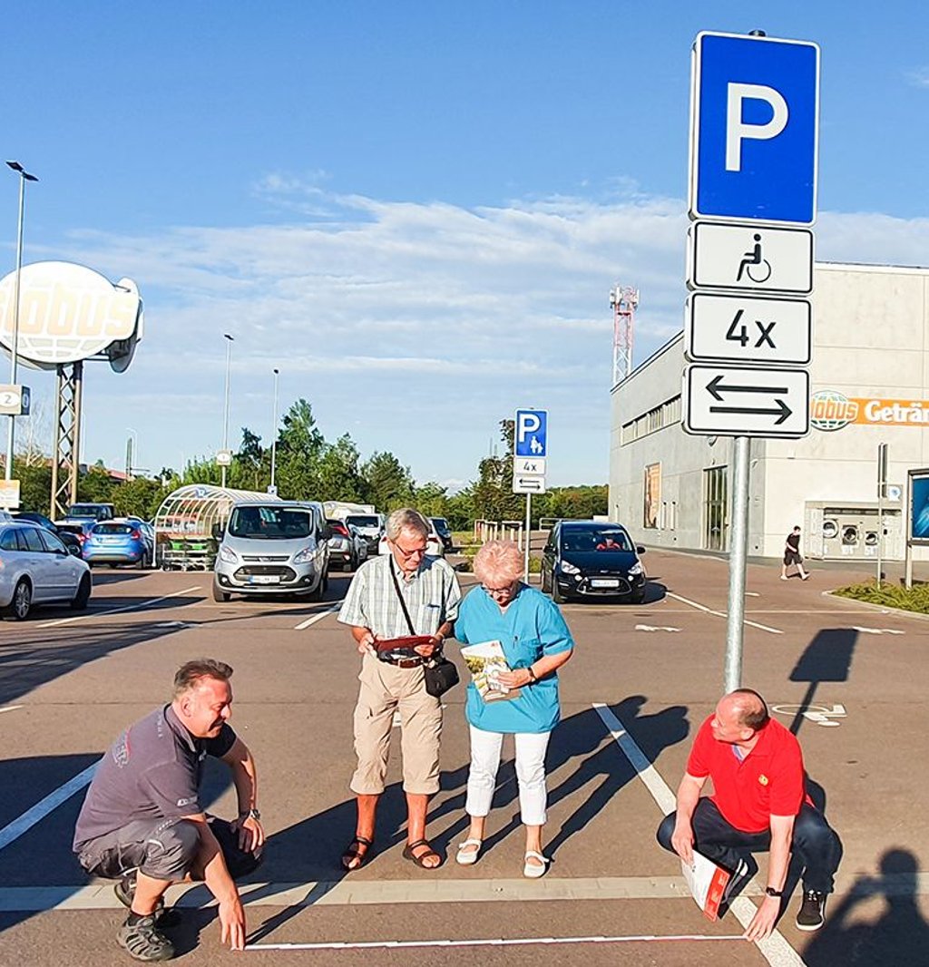 Frank Kaiser, Klaus Lange, Kreisvorsitzende Sabine Lüders und Burkhard Feißel vermessen Parkplätze.
