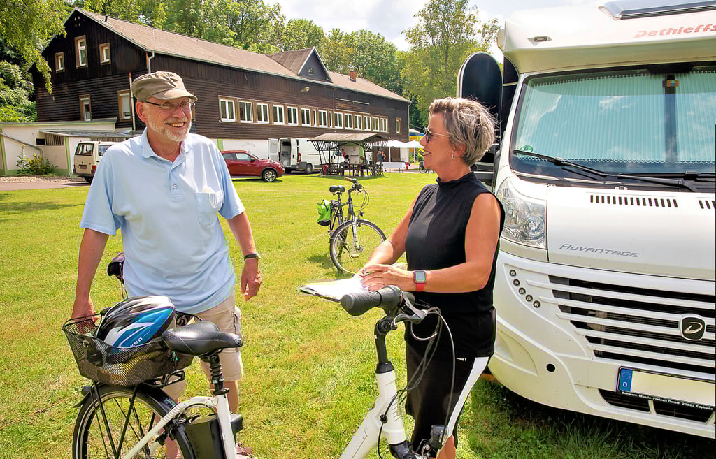 Ivonne Kowoll begrüßt einen der Camper und nimmt seine Daten auf.