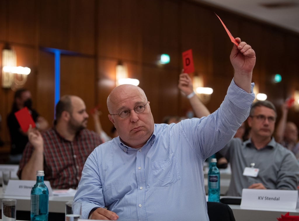 Andreas Schmidt, Vorsitzender der SPD Sachsen-Anhalt, stimmt beim Landesparteitag ab.
