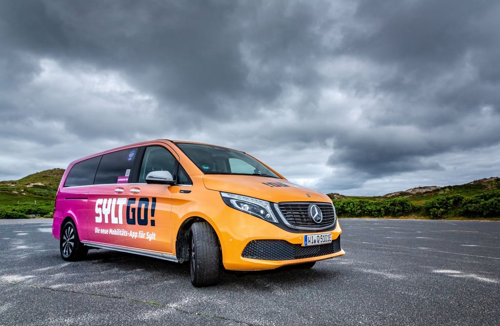 Auf Sylt startet ein E-Fahrservice. Es gibt drei Elektro-Limousinen mit Platz für je sechs Fahrgäste.