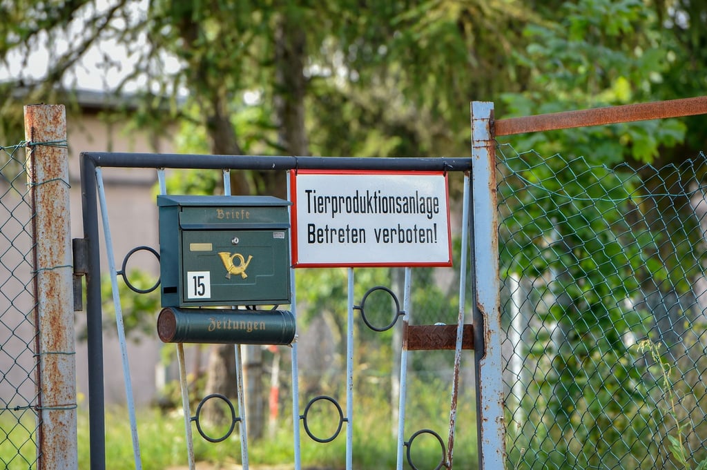 Eine Eingangstür zu einem Schweinemastbetrieb.