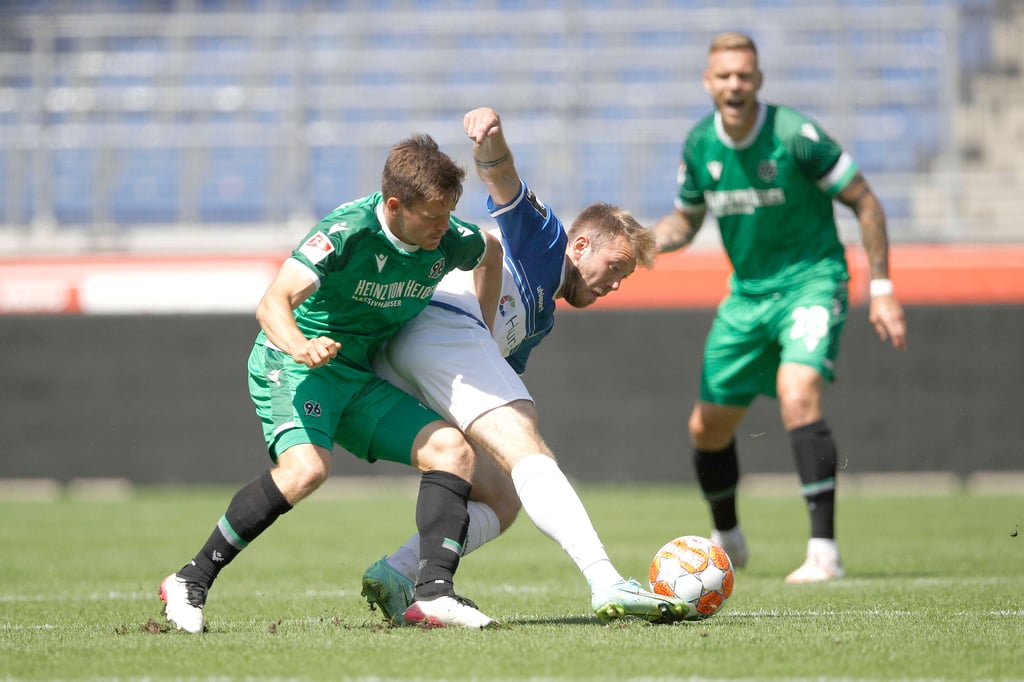 Der FCM um Connor Krempicki (r.), hier im Zweikampf mit dem Hannoveraner Dominik Kaiser, blieb in der kompletten Vorbereitung ohne Niederlage.