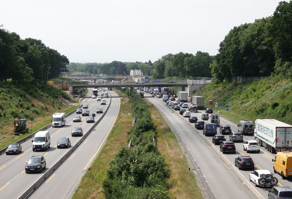 Autos stehen auf der A7 im Stau.