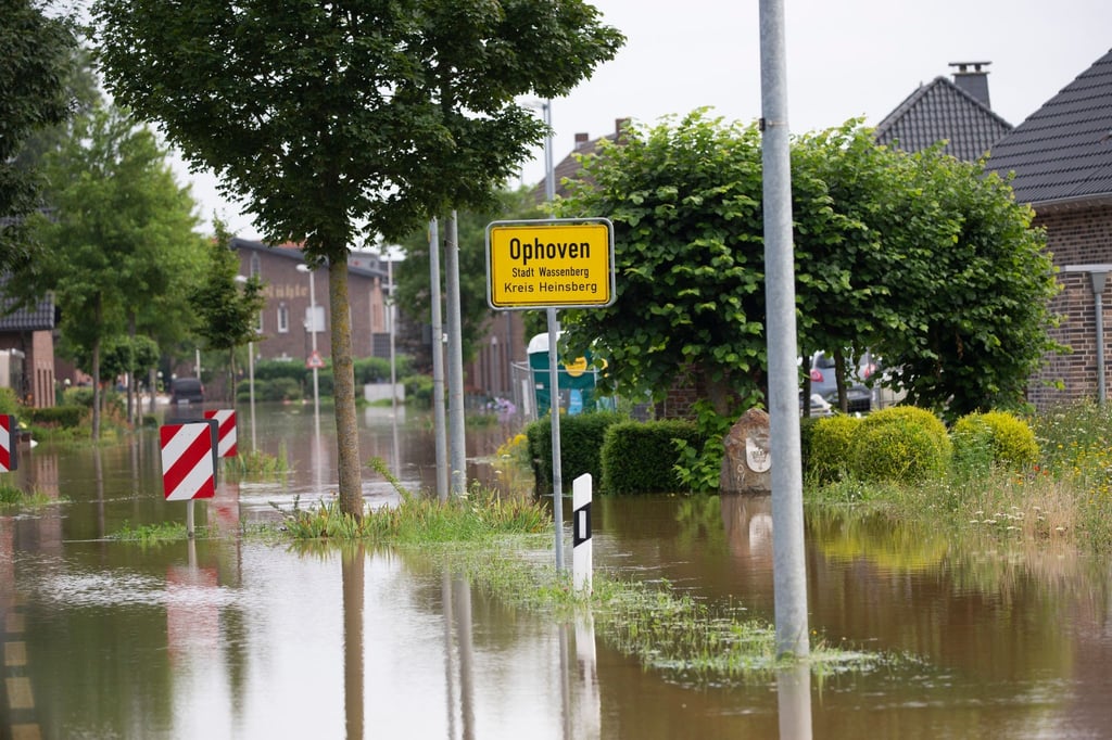 Straßen in Ophoven, einem Stadtteil von Wassenberg (Kreis Heinsberg), sind überflutet. Die niederländischen Behörden haben die Bitte des Bürgermeisters des nordrhein-westfälischen Orts zum Öffnen der Schleusen der Rur in Roermond abgewiesen.