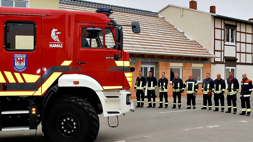 Als der nagelneue Kamaz das erste Mal zum Arendseer Gerätehaus abbog, postierten sich die Feuerwehrleute auf der Bahnhofstraße