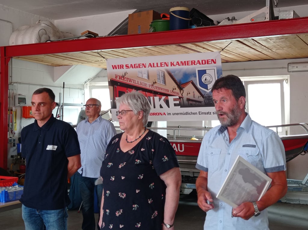 Christian Luckau, Eva-Maria Schenk und Wolfgang Zachert vom Ortschaftsrat Lostau überraschten die Kameraden mit einem ganz besonderen Geschenk: Die Ortsfeuerwehr erhält ein Denkmal.