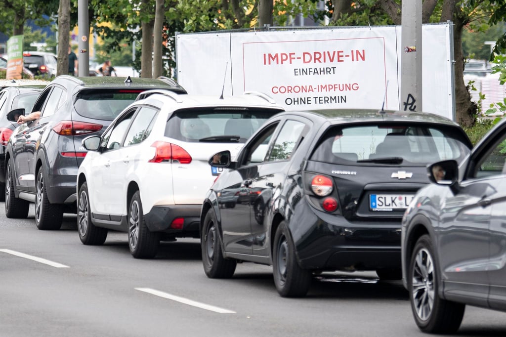 Eine lange Schlange bildet sich vor der Einfahrt zur Impfung an der Ikea-Filiale Lichtenberg.