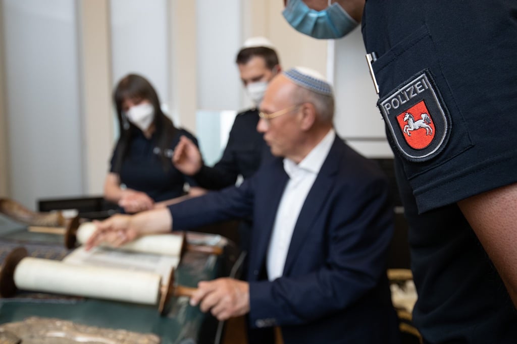 Eine Schulung für Polizisten in einer Synagoge.