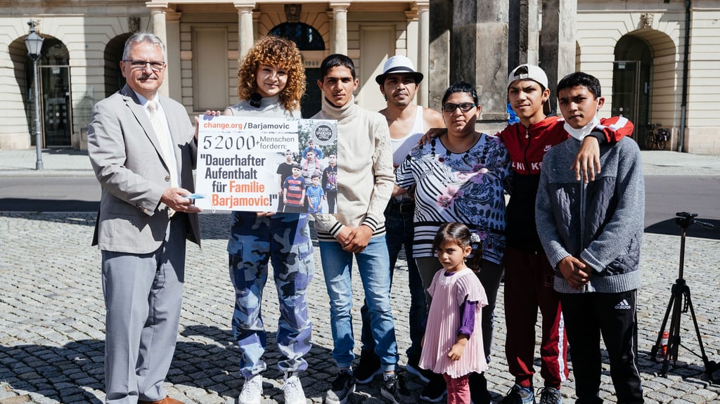 Masgdeburgs Bürgermeister Klaus Zimmermann nahm die Petition. die über 52.600 Unterschriften zählte und sich für einen dauerhaften Aufenthalt der Familie Barjamovic in Deutschland aussprach am Mittwoxh, 14. Juli 2021, entgegen.